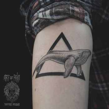 Татуировка женская графика на предплечье кит и треугольник