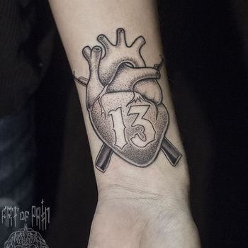 Татуировка женская графика на запястье сердце