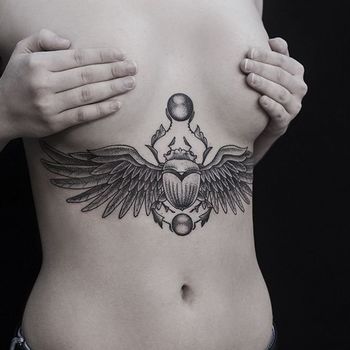 Татуировка женская графика на груди скарабей