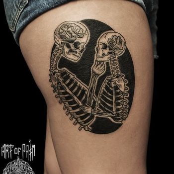 Татуировка женская графика на бедре скелет