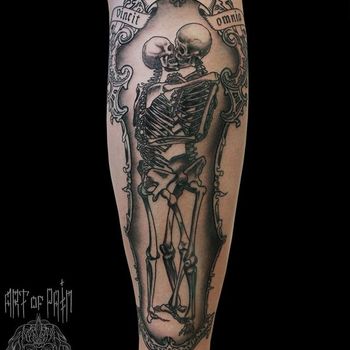 Татуировка мужская графика на икре скелеты (вечная любовь)