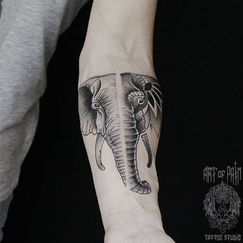 Татуировка мужская графика на предплечье слон