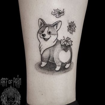 Татуировка женская графика на икре собака