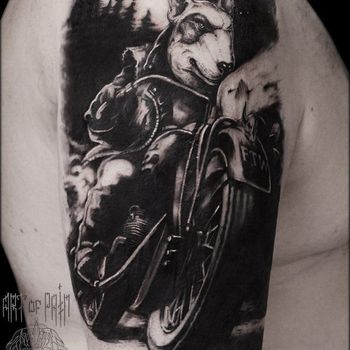 Татуировка мужская графика на плече собака на мотоцикле