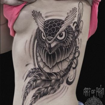 Татуировка женская графика на боку сова