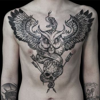 Татуировка мужская графика на груди сова, змея и стрелы