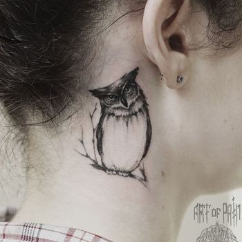 Татуировка женская графика на шее сова