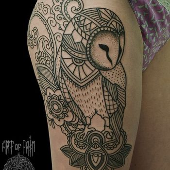 Татуировка женская графика на бедре сова