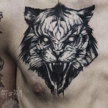 Татуировка мужская графика на груди оскал тигра