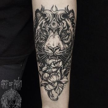 Татуировка мужская графика на предплечье тигр и цветок 