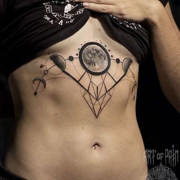 Татуировка женская графика на груди фазы Луны