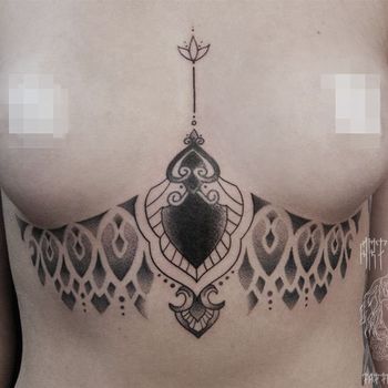 Татуировка женская графика на груди минималистический узор