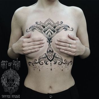 Татуировка женская графика на груди лиственный узор