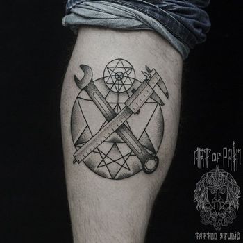 Татуировка мужская графика на икре узор
