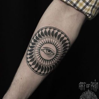 Татуировка мужская графика на предплечье око в центре орнамента