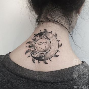 Татуировка женская графика на шее луна и солнце