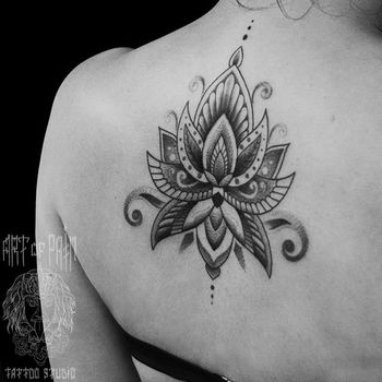 Татуировка женская графика на спине цветок-узор