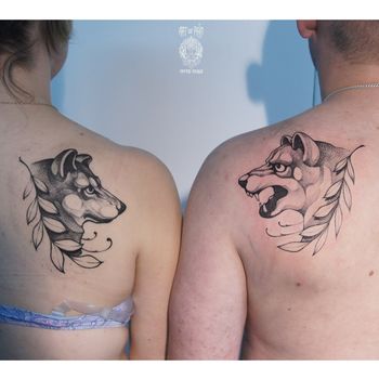 Татуировки парные на лопатках в стиле графика волки и лавр