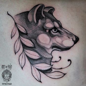 Татуировка женская графика на лопатке волк