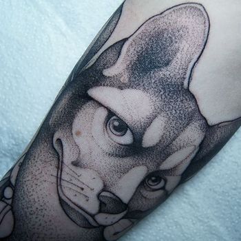 Татуировка мужская дотворк на предплечье кот