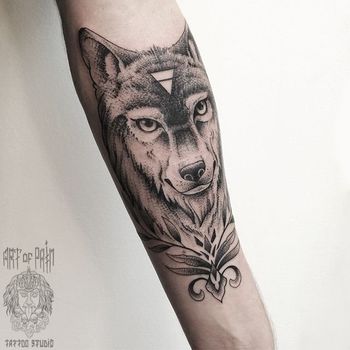 Татуировка мужская графика на предплечье волк с узором