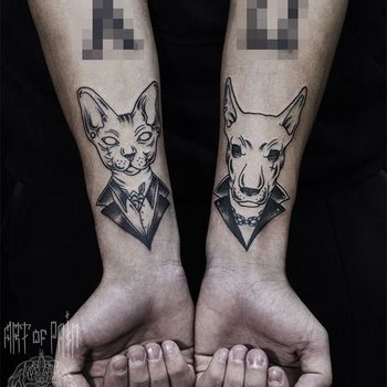 Татуировка мужская графика на предплечьях кот и пёс