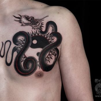 Татуировка мужская графика на груди змея