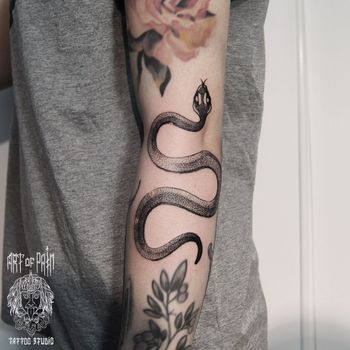 Татуировка мужская графика на предплечье змея и цветы