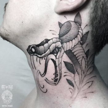 Татуировка мужская графика на шее змея