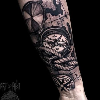Татуировка мужская black&grey на предплечье компас, карта и канат