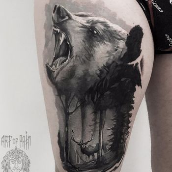 Татуировка мужская реализм на бедре лесной пейзаж с медведем и оленем