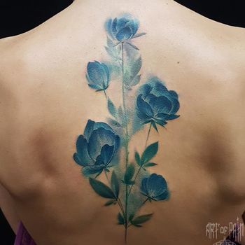 Татуировка женская акварель на спине пионы