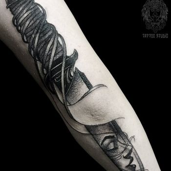 Татуировка мужская графика на руке девушка, нож