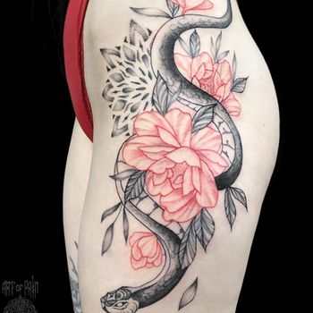 Татуировка женская графика на бедре змея и розовые цветы