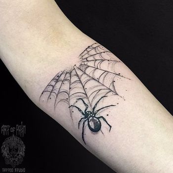 Татуировка женская реализм на предплечье паук