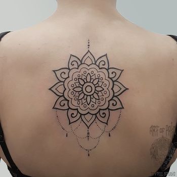 Татуировка женская орнаментал на спине мандала