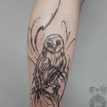 Татуировка женская графика на голени сова на ветке