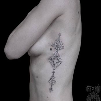 Татуировка женская орнаментал на боку узор