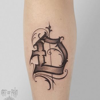 Татуировка мужская каллиграфия на голени буква
