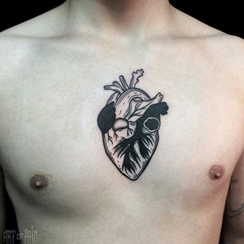 Татуировка мужская графика на груди реалистичное сердце
