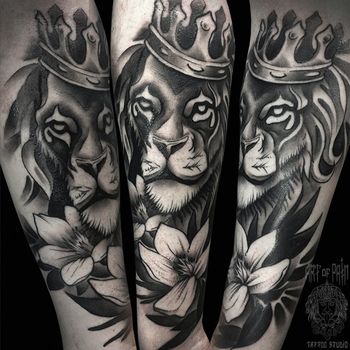 Татуировка мужская нью-скул на предплечье лев в короне