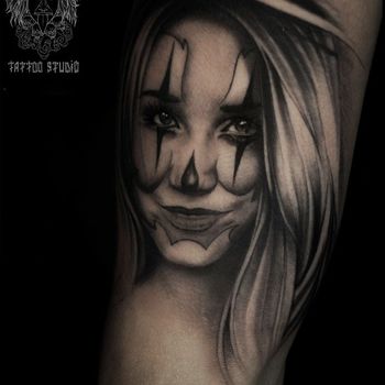 Татуировка мужская black&grey на плече девушка