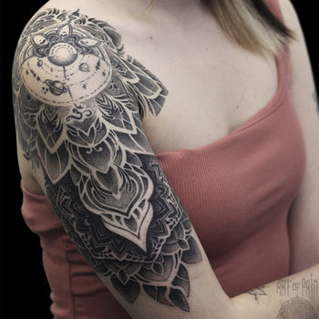 Татуировка женская орнаментал на плече мандала и планеты