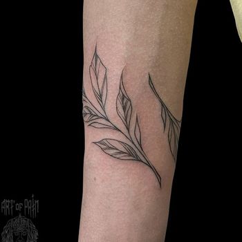 Татуировка женская графика на предплечье браслет-растение
