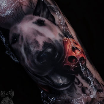 Татуировка мужская реализм на предплечье собака с мячом
