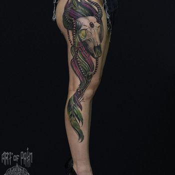 Татуировка женская хоррор на ноге череп