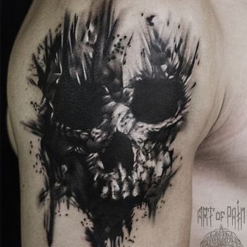 Татуировка мужская хоррор на плече череп