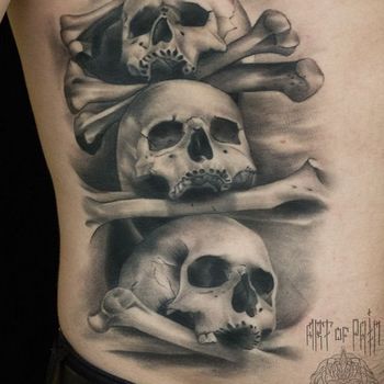 Татуировка мужская хоррор на ребрах череп
