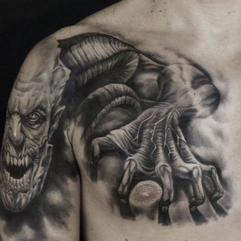 Татуировка мужская хоррор на плече и груди монстр