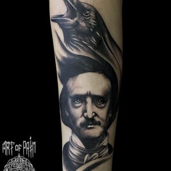 Татуировка мужская хоррор на предплечье портрет Эдгара Алана По